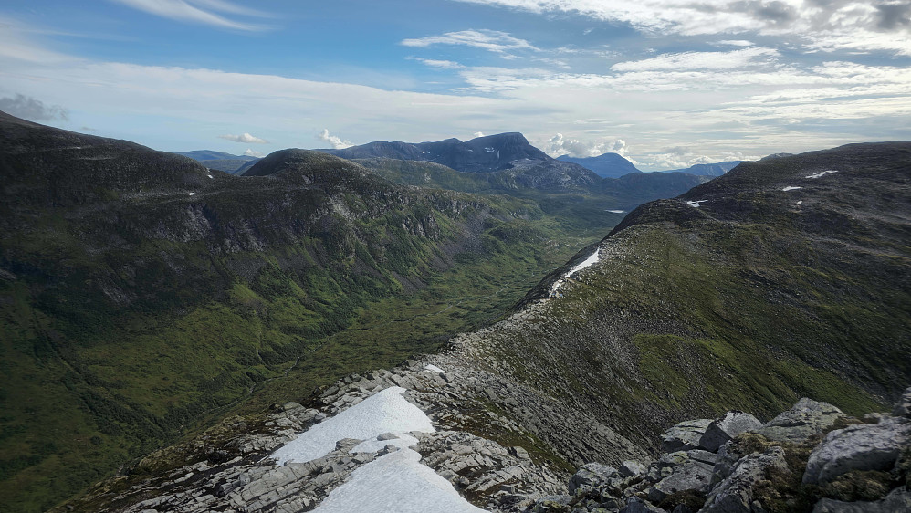 Fin rygg ned fra Tydalsnebba. Romådalen leder mot Fagerlidalen.