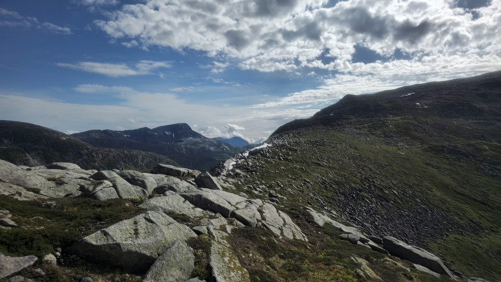 Ryggen mot Tverråbotnfjellet.