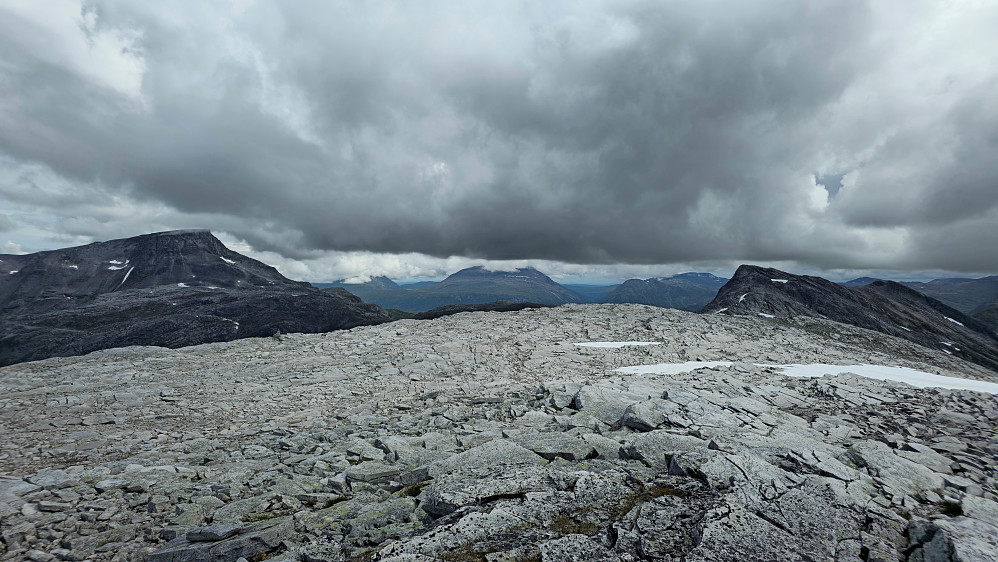 Sola forsvant, men fortsatt mektig utsikt mot Snota og Salen fra Strankåbotnfjellet. Ser så vidt Grøafjellet.