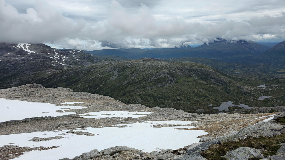 På vei ned fra Salen er det god sikt mot Grøafjellet.