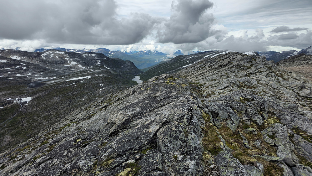 Utover Naustådalen fra Salen SØ.