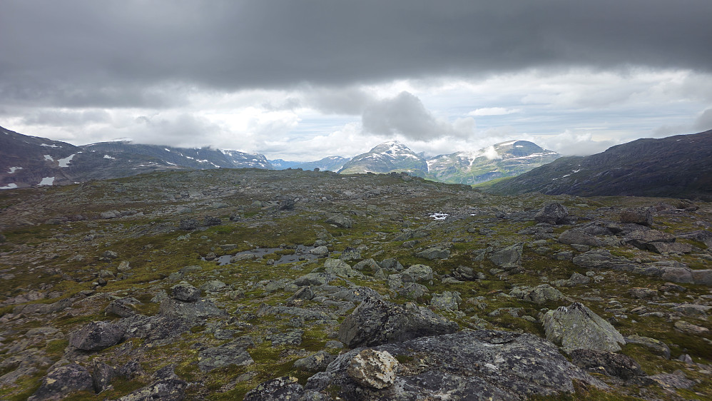 Toppen av Grøafjellet. Rognnebba og Fruhøtta i vest.