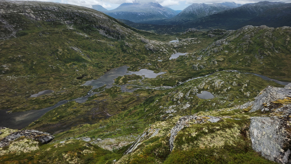 Tjernene øverst i Fagerlidalen. Søkkvåt bekkekryssing her nede.