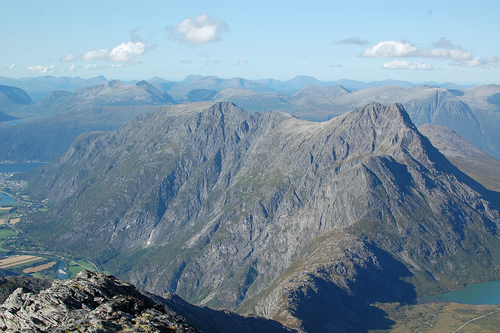 Blånebba nærmest. Romsdalseggen bakover og Åndalsnes nede til venstre. Sett fra Olaskarstinden.