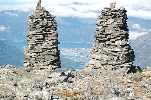 Toppvardene med Åndalsnes der nede