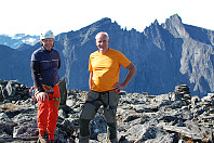 To fornøyde karer på toppen med Trollveggen bak