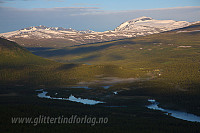Somermorgen på østsiden av Sjodalen med utsikt oppover dalen mot bl.a. Besshøe.