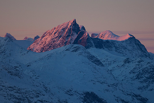 Det var nå fint oppå denna Møsaryggen selv om jeg var på feil toppunkt :) Her mot Falketind (2067 moh) i solnedgang.
