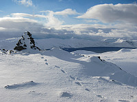 Varden på Øystre Fagerdalshøe (1504 moh) med Bygdin i bakgrunnen.