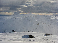 Litt snøfokk i lufta. Her fra nordtoppen (1504 moh) mot Sørtoppen, Heimre Fagerdalshøe og Bitihorn.