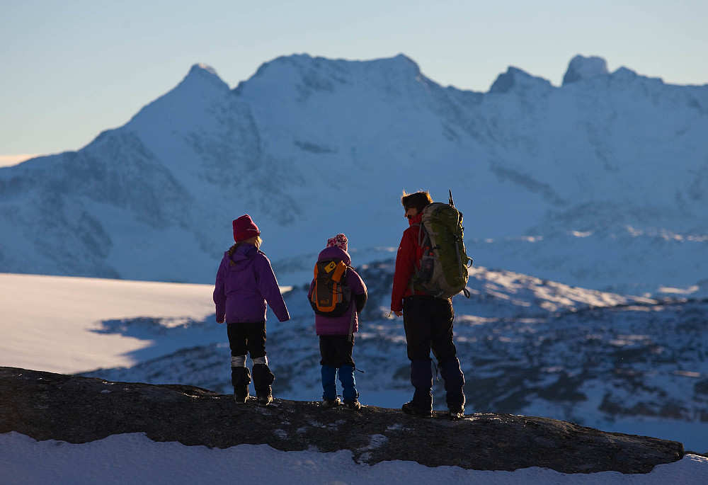 Jentene nær utløpet av Leirvatnet med Hurrungveggen i bakgrunnen.