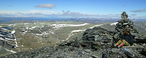 Ved toppvarden på Trolltinden med utsikt i nordlig retning.