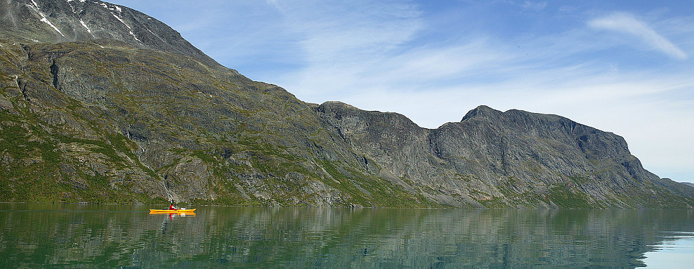 Gjende er et fantastisk padlevann når været spiller på lag. Her under Besshøe med Besseggen litt lenger fremme i bakgrunnen.