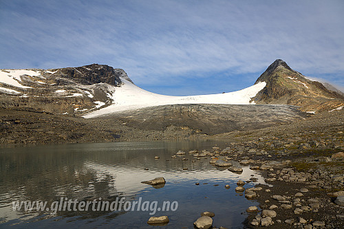 Innover mot Mjølkedalsbreen og Mjølkedalspiggen. Langeskavltinden til venstre.