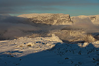 Fra toppen mot Skutshorn. I forgrunnen en varde som står på et fint utsiktspunkt mot Vangsmjøse like nord for toppen.