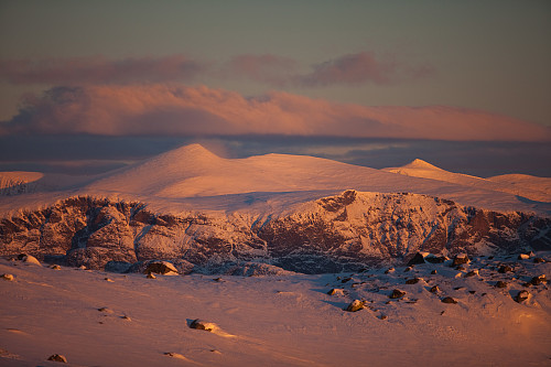 På vei oppover mot Raslet mens soloppgangen farger Veslfjellet (1743 moh), Nautgardstinden (2258 moh) og Stornubben (2174 moh, bak til høyre).
