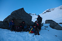 Litt over halv fire på morgenen. Hutrende inntar vi litt "frokost" bak denne steinen i kant av Gjertvassbreen. 