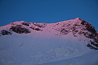 Den første morgensola råker Styggedalstindane (Østtoppen til venstre og Vesttoppen til høyre).