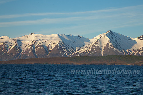 Nydelige islandske fjell sett fra utseilingen fra Dalvik.