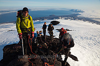 Øyvind og resten av gjengen på en snøfri steinrygg like ovenfor Nunataken (rett bakenfor), før vi gir oss i kast med det mest oppsprukne partiet på breen.