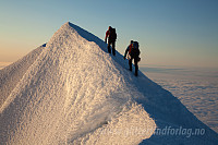 Tor Håvard og Sondre passerer over fortoppen på Mercantontoppen.