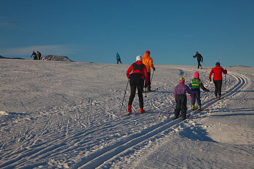 Liten stemningsrapport fra Valdresflye 12.11.2011. Linn Therese og Vilde Marie jobber seg flittig oppover i sporet til høyre.
