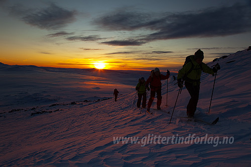 God start! På vei opp kneikene fra Flya mot Steindalen med sola som sklir opp i sørøst.