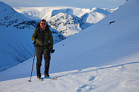 Ole-Petter på vei opp i sola. I bakgrunnen ser vi bl.a. Nonsnova, Langedalsegga, Litlenova og Jostedalsbreen rett vest for Kaldekari.