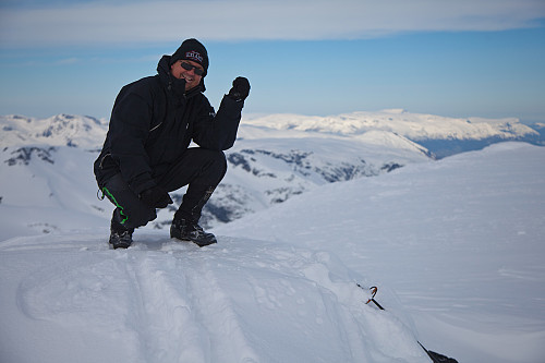 Ole-Petter på toppen, hans kommune nr. 215 i kommunetoppsamling, dvs. halvveis, siden Snønipa er en såkalt dobbelttopp. (Jeg lærte jammen litt kommunetoppterminologi på denne turen også).