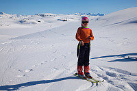 Marthe brakk ei ski når hun lekte dagen før, men heldigvis fikk hun låne miniski av Vilde Marie og de.