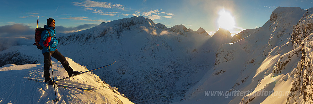Et herlig øyeblikk, ut mot Ringsdalen mot Dyrhaugsryggen og Ringstinder i morgensol. Hadde det bare kunne holdt seg slik!!!
