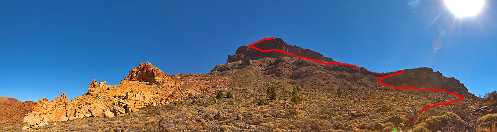 Ved foten av fjellet, før oppstigningen. Rød strek antyder direktevarianten.
