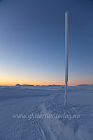 Ved parkeringen ved Vandrerhjemmet. Vind og snø har laget en snøskulptur av denne stolpen.