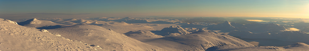 Fra Mugna mot Rasletind og horisonten øst og sørover til Bitihorn.