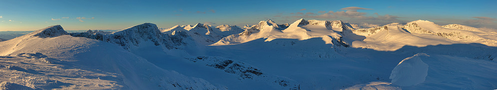 Panorama fra Kalvehøgde mot nordsiden av Leirungsdalen.