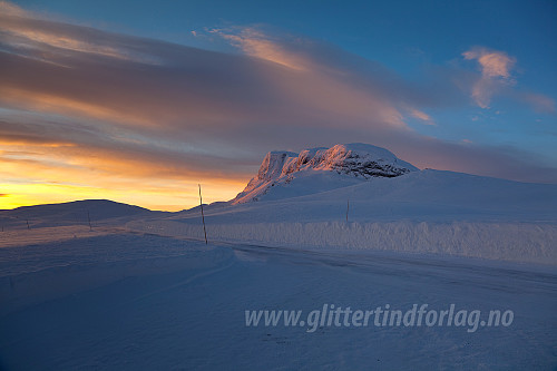 Før start ved sameleiren. Fint lys mot Bitihorn.