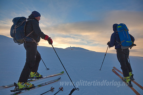Vel oppe på ryggen. Gjermund og Lars titter bortover mot Bitihorn.