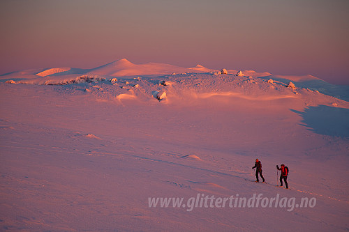 Lise og Kari på vei mot Steindalen med Nautgardstinden (2258 moh) i bakgrunnen.