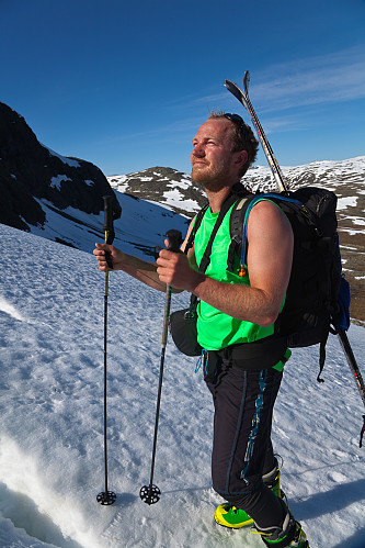 Det var ikke kaldt nei! Henning nyter sola.
