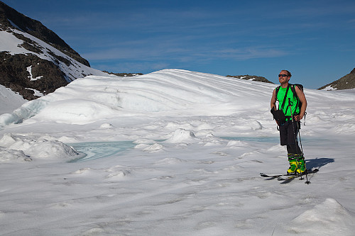 Lite isfjell frosset fast ute på vannet nedenfor breen.