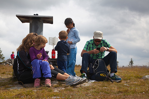 Tante Anne Cathrine, Oda, Elias, meg og onkel Tor på toppen.