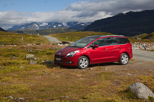 Pappa liker å ta bildet av den nye bilen vår som ikke er så ny lenger...
