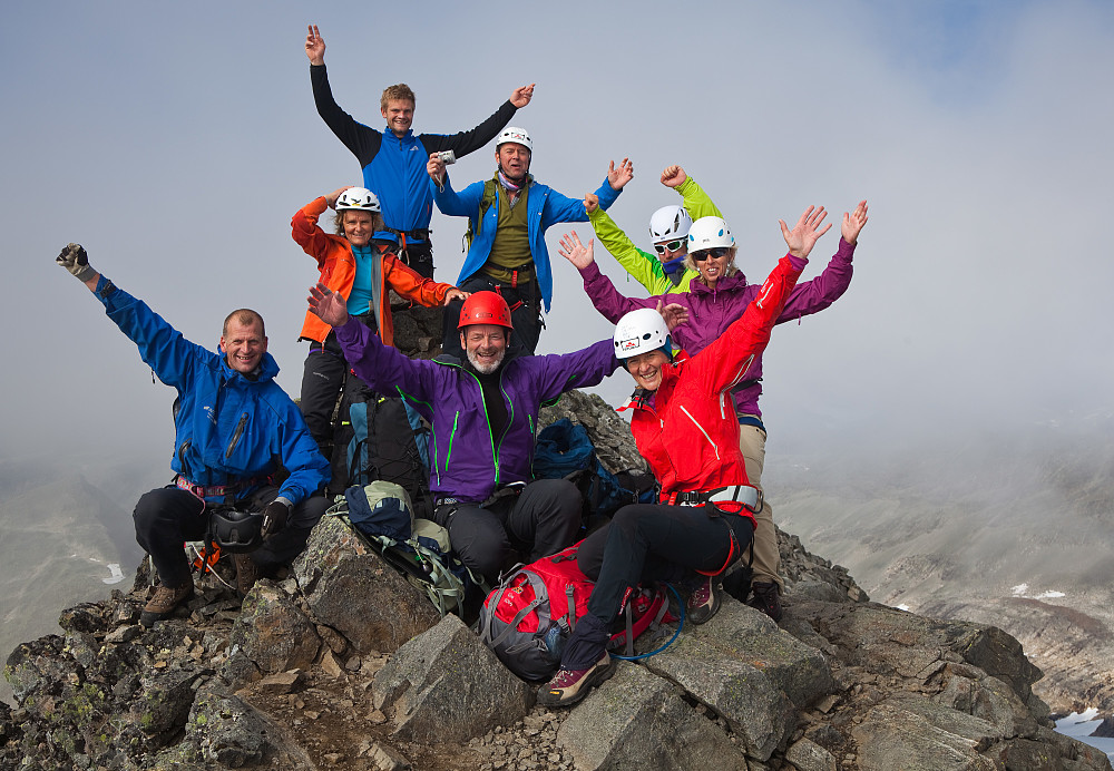 Alle minus en på toppen av Uranostinden. Fra venstre: Hauk Håvard, Hilde, Simen, Titus, Gunnar, Øyvind, Else Marie og Ragna.
