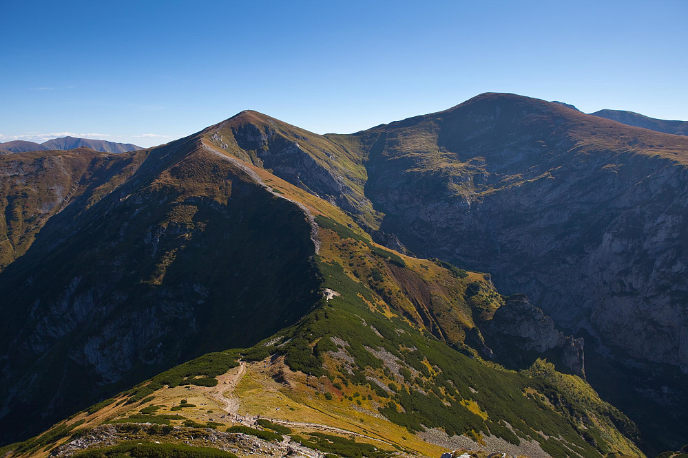 Fra toppen mot Kondracka Kopa og Malolaczniak (2096 moh) til høyre.