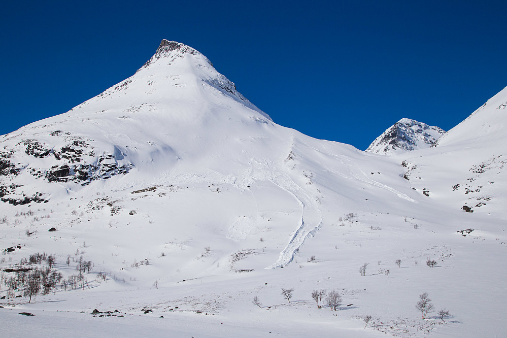 Fra parkeringen med Skagnebb til venstre og Veslfjelltinden bak. Turen går opp i søkket mot Veslfjelltinden.