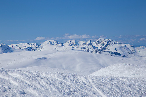 Vestover mot ukjente fjell nær Geiranger, f.v. Fremsteskorene med Storvasshornet, Skorene, Kupenibba og Torvløysa.