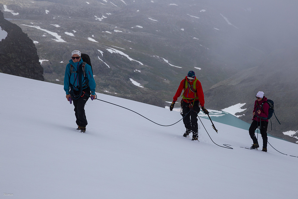 Aina, Kjetil og Astrid på vei opp Berdalsbreen.