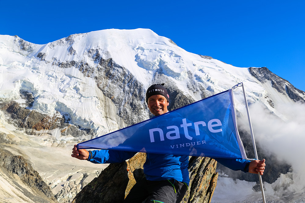 Jørn hadde drømt om å plante arbeidsgivers flagg på Mt. Blanc. Det ble i stedet ved Tete Rousse med Aiguille de Bionassay i bakgrunnen i stedet.