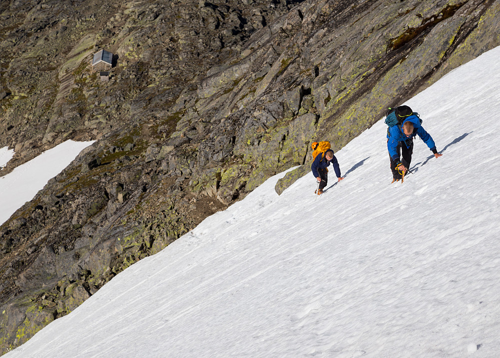 Bratte snøfelt oppover flanken.