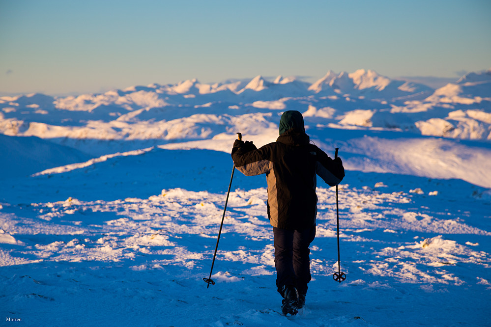 På vei ned igjen med Vest-Jotunheimen i bakgrunnen.